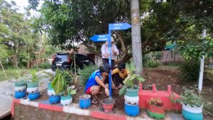 Mahasiswa KKN Tematik UPGRIS Pasang Plang Arah Jalan untuk Bantu Akses Warga dan Pengunjung Desa Delik