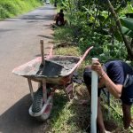Mahasiswa KKN Tematik UPGRIS Buat dan Pasang Reflektor Jalan di Titik Rawan Kecelakaan Desa Delik