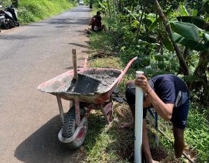 Mahasiswa KKN Tematik UPGRIS Buat dan Pasang Reflektor Jalan di Titik Rawan Kecelakaan Desa Delik