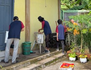 Mahasiswa KKN Tematik UPGRIS dan Perangkat Desa Delik Gelar Kerja Bakti Bersihkan Balai Desa dan Taman TOGA