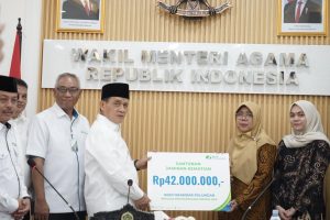 Kemenag Apresiasi Pengabdian Petugas Haji, Serahkan Santunan kepada Keluarga yang Ditinggalkan