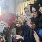 Gali Potensi Ekonomi Kreatif, Mahasiswa KKN UPGRIS Survei UMKM Gantungan Kunci Miniatur Barongan
