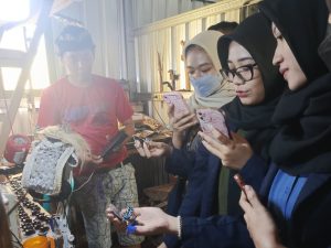 Gali Potensi Ekonomi Kreatif, Mahasiswa KKN UPGRIS Survei UMKM Gantungan Kunci Miniatur Barongan
