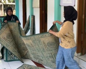 Mahasiswa KKN UIN Walisongo Gelar Aksi Bersih-Bersih Masjid di Desa Leban