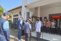 Kepala Camat dan Ketua LP2M sedang melakukan simbolis kepada peserta KKN Reguler ke-85 UIN Walisongo Semarang pada acara pelepasan di halaman kantor kecamatan Singorojo, Selasa (14/10/2025). Eka rifnawati.