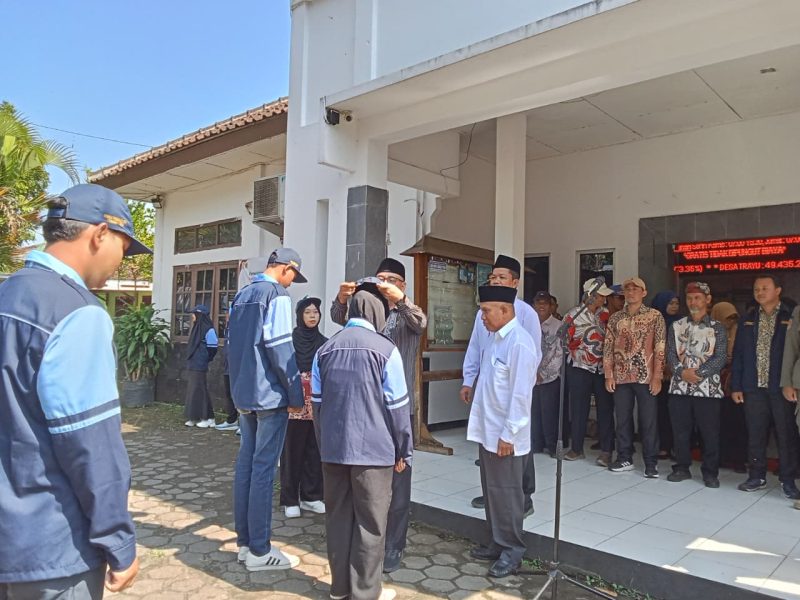 Kepala Camat dan Ketua LP2M sedang melakukan simbolis kepada peserta KKN Reguler ke-85 UIN Walisongo Semarang pada acara pelepasan di halaman kantor kecamatan Singorojo, Selasa (14/10/2025). Eka rifnawati. 