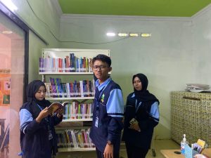 Mahasiswa KKN UIN Walisongo Posko 18 Lakukan Inventarisasi dan Pendataan Buku Perpustakaan Lentera Qolbu di Desa Blimbing