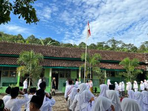 Semarak Hari Santri Nasional di MI NU 68 Leban, Mahasiswa KKN UIN Walisongo Ajak Siswa Rayakan dengan Edukasi dan Lomba Islami