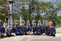 Mahasiswa KKN Unimus kelompok 59 membuat tulisan nama dusun “DERASAN” menggunakan ecobrick berbahan dasar sampah plastik.