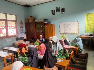 Mahasiswa KKN UIN Walisongo Posko 35 Ajak Anak-anak TPQ Baiturrohim Belajar Al-Qur’an dengan Gembira