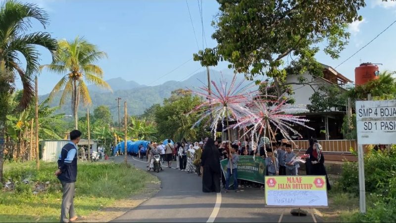 Mahasiswa KKN UIN Walisongo posko 25 Ramaikan Arak-arakan dan Pengajian Akbar Madin Darus Syubhan di Dusun Krajan