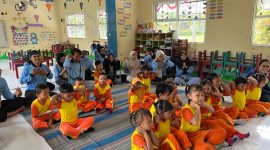 Mahasiswa KKN UIN Walisongo Semarang Posko 25 memberikan edukasi ringan kepada anak-anak TK Dharma Rini