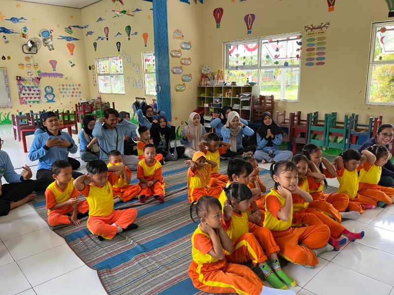 Mahasiswa KKN UIN Walisongo Semarang Posko 25 memberikan edukasi ringan kepada anak-anak TK Dharma Rini
