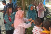 Mahasiswa KKN Reguler 85 Posko 08 UIN Walisongo bersama Ibu PKK Desa Ngareanak memberikan edukasi cuci tangan pakai sabun kepada siswa TK Negeri Pembina Ngareanak dalam rangka memperingati Hari CTPS Sedunia, Rabu (15 Oktober 2025).