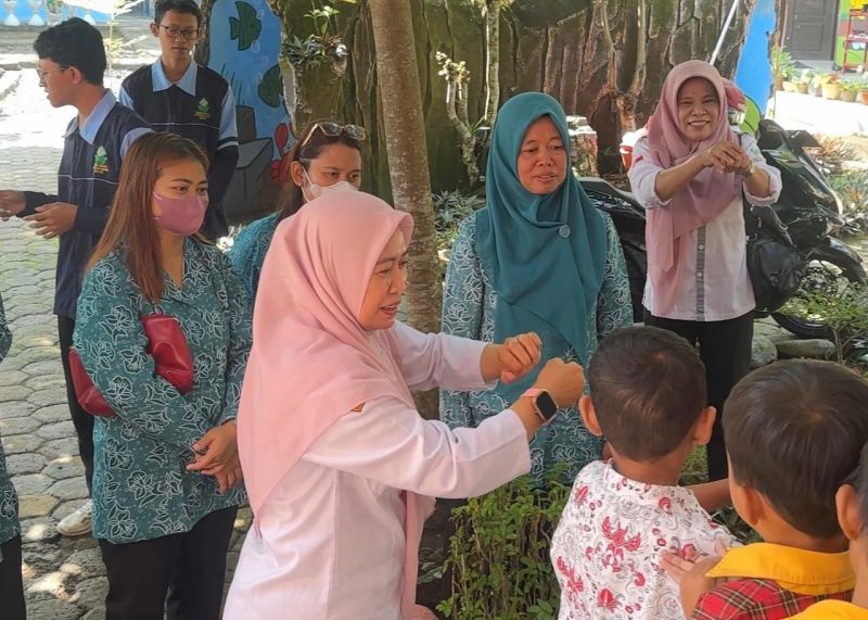 Mahasiswa KKN Reguler 85 Posko 08 UIN Walisongo bersama Ibu PKK Desa Ngareanak memberikan edukasi cuci tangan pakai sabun kepada siswa TK Negeri Pembina Ngareanak dalam rangka memperingati Hari CTPS Sedunia, Rabu (15 Oktober 2025).
