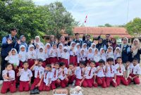 Foto bersama Mahasiswa KKN Reguler Angkatan 85 Posko 05 UIN Walisongo Semarang dan siswa SD Negeri 1 Cacaban, Kecamatan Singorojo, Kabupaten Kendal.