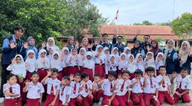 Foto bersama Mahasiswa KKN Reguler Angkatan 85 Posko 05 UIN Walisongo Semarang dan siswa SD Negeri 1 Cacaban, Kecamatan Singorojo, Kabupaten Kendal.