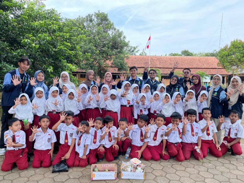 Foto bersama Mahasiswa KKN Reguler Angkatan 85 Posko 05 UIN Walisongo Semarang dan siswa SD Negeri 1 Cacaban, Kecamatan Singorojo, Kabupaten Kendal.