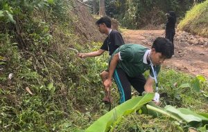 Mahasiswa KKN UIN Walisongo Posko 35 Bergotong Royong Bersihkan Saluran Air di Dusun Krajan untuk Menghindari Banjir