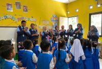 Mahasiswa KKN UIN Walisongo saat melaksanakan program edukasi kesehatan Sosialisasi Edukasi Cuci Tangan Pakai Sabun (CTPS) di TK Dharma Rini