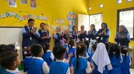 Mahasiswa KKN UIN Walisongo saat melaksanakan program edukasi kesehatan Sosialisasi Edukasi Cuci Tangan Pakai Sabun (CTPS) di TK Dharma Rini