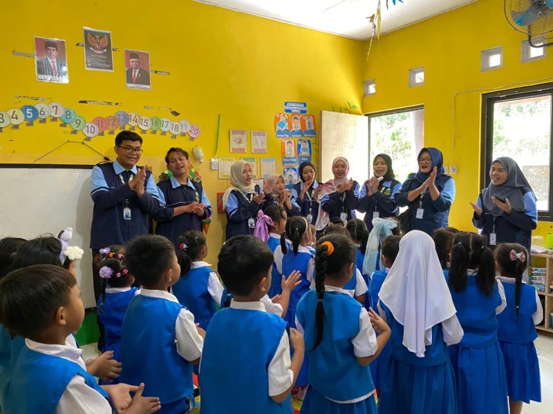 Mahasiswa KKN UIN Walisongo saat melaksanakan program edukasi kesehatan Sosialisasi Edukasi Cuci Tangan Pakai Sabun (CTPS) di TK Dharma Rini
