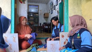 Mahasiswa KKN Posko 32 UIN Walisongo Kunjungi Rumah Produksi Batik Sukomulyo di Dusun Cemangklek