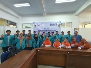 Lazismu UMS Salurkan Beasiswa Yatim dan Kader Sang Surya, Total Rp126 Juta Lebih