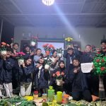 Sosialisasi Pemasaran, Mahasiswa KKN UPGRIS Bantu UMKM Ibu Dawis RT 03 Kaligawe Kembangkan Usaha Kerajinan Bunga Plastik