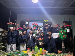 Sosialisasi Pemasaran, Mahasiswa KKN UPGRIS Bantu UMKM Ibu Dawis RT 03 Kaligawe Kembangkan Usaha Kerajinan Bunga Plastik