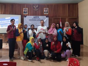 Mahasiswa KKN Kelompok 31 Ajak Ibu PKK Jatijajar Membuat Lilin Aromaterapi dari Minyak Jelantah