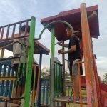 Mahasiswa KKN UPGRIS Percantik Taman Bermain di Dusun Saren Melalui Kegiatan Pengecatan