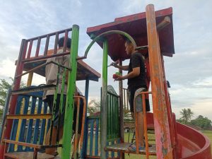 Mahasiswa KKN UPGRIS Percantik Taman Bermain di Dusun Saren Melalui Kegiatan Pengecatan