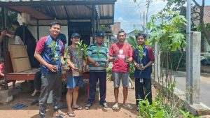 KKN UPGRIS Hijaukan Ngempon Lewat Penanaman Pohon Bersama Warga