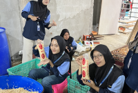 Mahasiswa KKN Posko 33 UIN Walisongo Semarang berkunjung ke UMKM pembuatan tempe di Desa Pagertoyo, Kecamatan Limbangan, Kabupaten Kendal