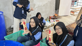 Mahasiswa KKN Posko 33 UIN Walisongo Semarang berkunjung ke UMKM pembuatan tempe di Desa Pagertoyo, Kecamatan Limbangan, Kabupaten Kendal