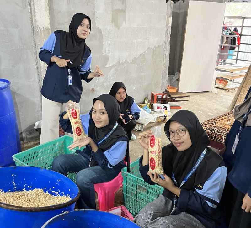 Mahasiswa KKN Posko 33 UIN Walisongo Semarang berkunjung ke UMKM pembuatan tempe di Desa Pagertoyo, Kecamatan Limbangan, Kabupaten Kendal