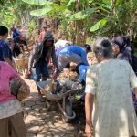 Warga Dusun Surak dan Mahasiswa KKN Gotong Royong Bangun Talut di Area Makam