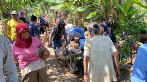 Warga Dusun Surak dan Mahasiswa KKN Gotong Royong Bangun Talut di Area Makam