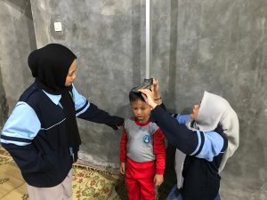Wujud Peduli Kesehatan, Mahasiswa KKN UIN Walisongo Posko 30 Berpartisipasi dalam Posyandu Desa Tamanrejo