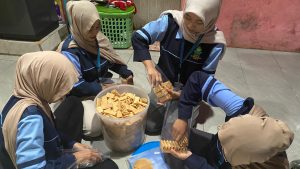 Mahasiswa KKN Kunjungi UMKM Lumpit Kering di Dusun Karangjati, Dorong Inovasi Lokal 