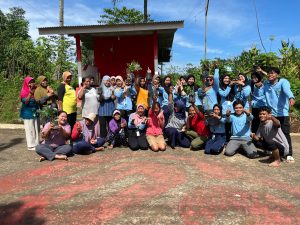 Mahasiswa KKN UIN Walisongo Lakukan Revitalisasi Desa Salamsari Lewat Penanaman TOGA
