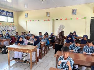 Mahasiswa KKN UIN Walisongo Dampingi Siswa SDN 2 Merbuh Tingkatkan Kemampuan Calistung