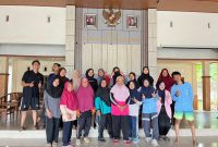 Potret mahasiswa KKN Posko 8 UIN Walisongo bersama ibu-ibu lansia setelah melakukan Senam Lansia di Aula Balai Desa Ngareanak, Selasa (4 November 2025).