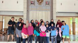 Potret mahasiswa KKN Posko 8 UIN Walisongo bersama ibu-ibu lansia setelah melakukan Senam Lansia di Aula Balai Desa Ngareanak, Selasa (4 November 2025).