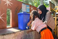 Mahasiswa KKN UIN Walisongo Semarang Posko 23 memperagakan cara mencuci tangan yang benar kepada siswa TK Pertiwi Leban, Kecamatan Boja, Kabupaten Kendal.