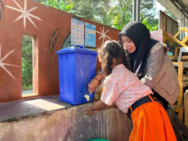 Mahasiswa KKN UIN Walisongo Semarang Posko 23 memperagakan cara mencuci tangan yang benar kepada siswa TK Pertiwi Leban, Kecamatan Boja, Kabupaten Kendal.