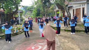 Mahasiswa KKN UIN Walisongo Ajak Warga Desa Taman Rejo Bergerak Bersama Lewat Senam Pagi