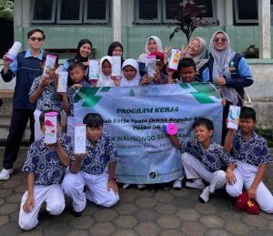 Mahasiswa KKN UIN Walisongo Ajak Siswa SD Negeri 2 Sumberahayu Kreatif Menabung dengan Celengan dari Barang Bekas