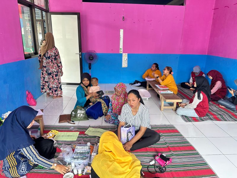 Mahasiswa KKN Reguler 85 Posko 08 UIN Walisongo ikut serta dalam kegiatan Posyandu di RW 1, 2, dan 3 Dusun Kaliwesi pada Kamis – Jumat, (6 -7 November 2025).